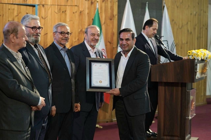 نشان «سفیر مسئولیت اجتماعی» بر سینه مدیرعامل پتروشیمی ایلام